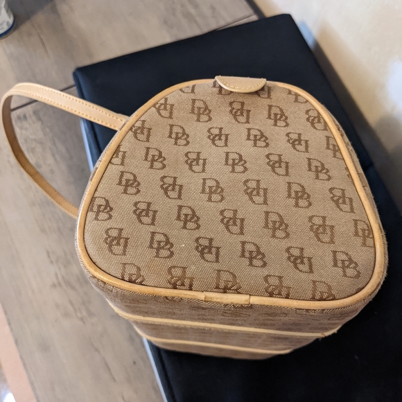 Dooney & Bourke barrel bag - Picture 14 of 14